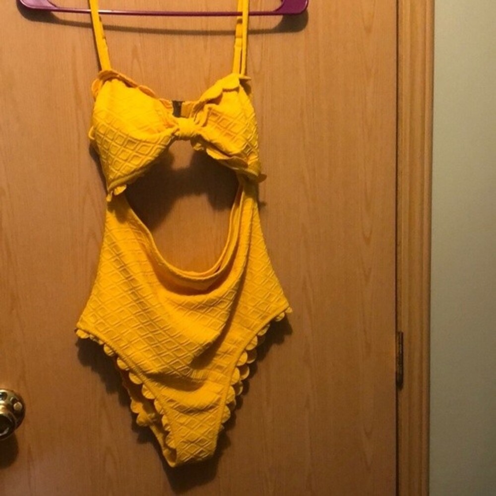 Cupshe size large NWOT one piece swimsuit yellow